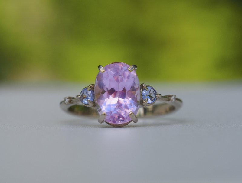 14kt  gold ring with kunzite, side tanzanites and diamonds. - 戒指 - 貴金屬 金色