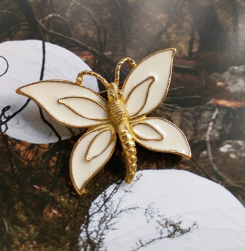 Western antique jewelry. FLORENZA White Enamel Butterfly Pin - เข็มกลัด/พิน - โลหะ สีทอง