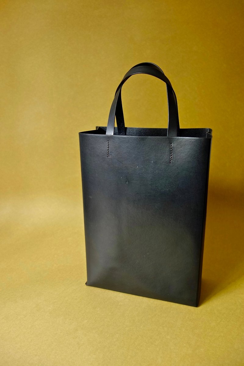 SAMPLE SALE | A4 Handbag chestnuts. Jet black flat-textured vegetable tanned leather - กระเป๋าแมสเซนเจอร์ - หนังแท้ 