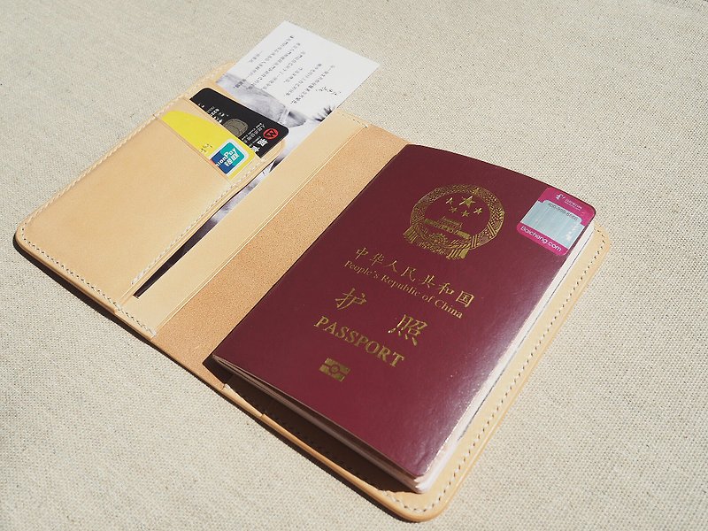 Passport holder wallet Italian original color vegetable tanned cowhide vertical card position Handmade leather design customization - Passport Holders & Cases - Genuine Leather Khaki