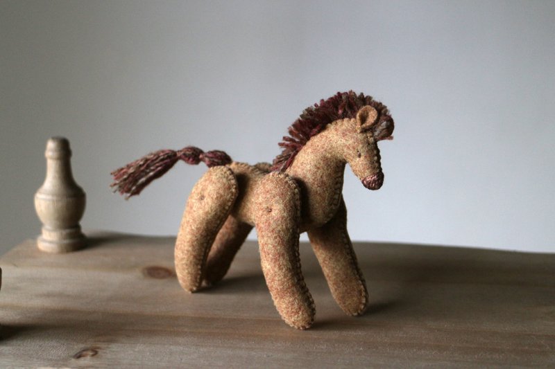 立體手縫偶擺飾 / 秋天大馬 #65 - 徽章/別針 - 繡線 咖啡色
