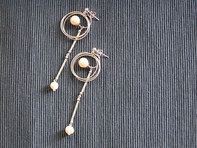 Self-designed 100% handmade 925 sterling silver freshwater pearl earrings - ต่างหู - ไข่มุก ขาว