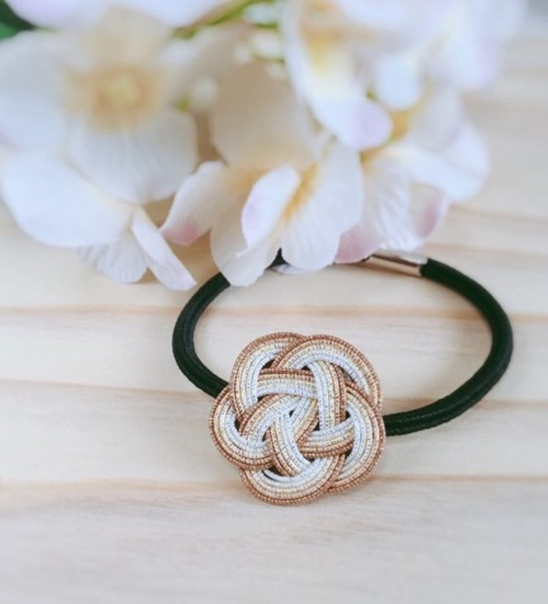 ยางรัดผมมิซูฮิกิ ลายดอกไม้ สีขาวทอง สไตล์ญี่ปุ่น เรียบหรูและอ่อนหวาน - เครื่องประดับผม - วัสดุอื่นๆ ขาว