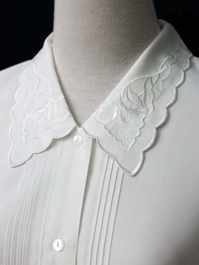 [RE0407T1938] Nippon retro forest department ginkgo leaf embroidered collar white shirt vintage - เสื้อเชิ้ตผู้หญิง - เส้นใยสังเคราะห์ ขาว