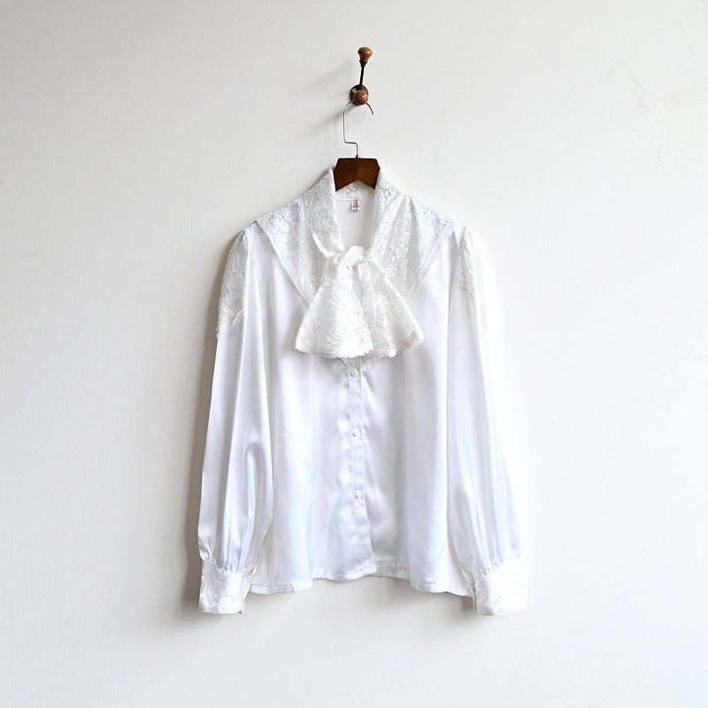 [Egg Plant Vintage] Satin Cloud Lace Vintage Shirt - Women's Shirts - Other Man-Made Fibers White