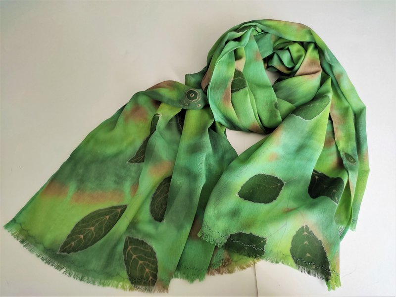 Green scarf with leaves Large cotton head scarf for women Hand dyed scarf - 絲巾 - 棉．麻 綠色