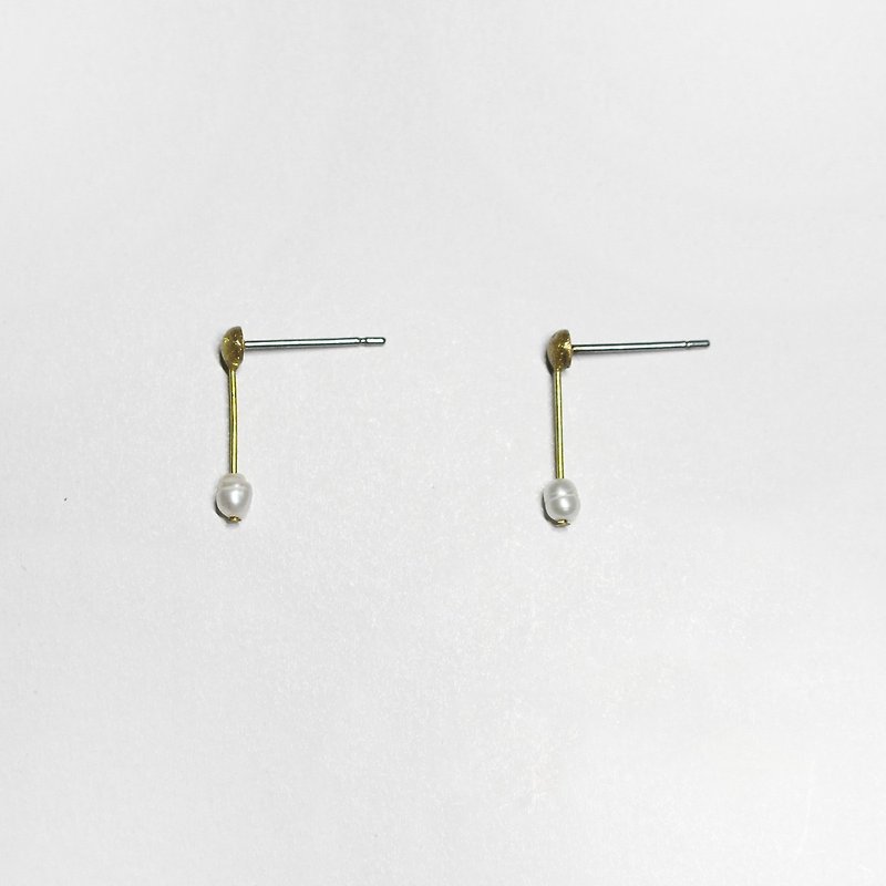 half's half- whisper (white) - Pearl / Brass / earrings / white / stainless steel Ear - Earrings & Clip-ons - Other Metals White