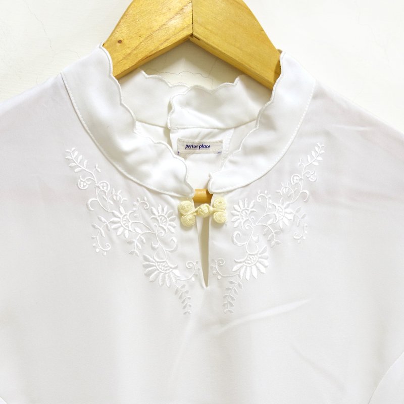 │Slowly│Chinese knot. Embroidery - vintage shirt │vintage. Retro. Literature. Made in Japan - เสื้อเชิ้ตผู้หญิง - เส้นใยสังเคราะห์ ขาว