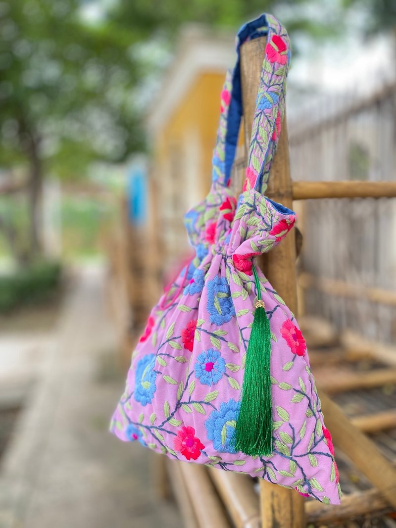 手工刺繡 淺紫色 花卉 索繩束口 手袋 手提包 - 束口袋/束口背包/水桶包 - 棉．麻 粉紅色
