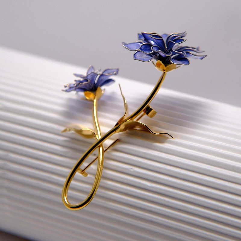 Love written upside down / blue dahlia / 22K gold plated / original / brooch‧ free upgrade gift - เข็มกลัด - วัสดุอื่นๆ 