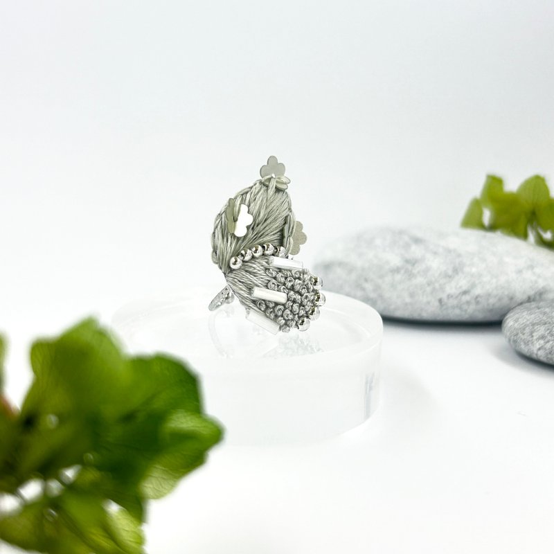 | 茷 | 戒子 | Silver lining #222 | 手刺繡翅膀戒子 - 戒指 - 繡線 灰色