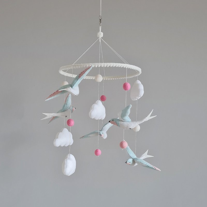 Mobile with swallows, Decor from felt flight of swallows, Mobile with birds - 寶寶/兒童玩具/玩偶 - 其他材質 粉紅色