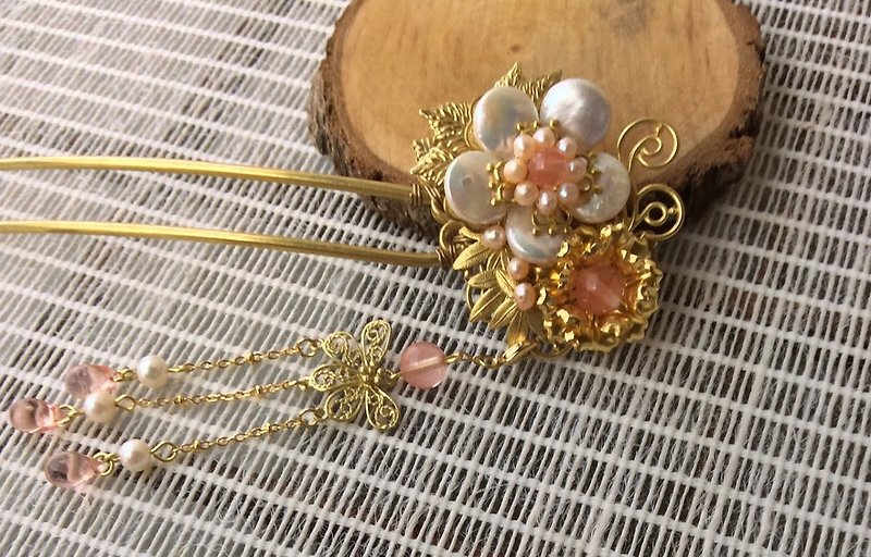 喵 hand made ~ freshwater pearl flower 钗 - เครื่องประดับผม - วัสดุอื่นๆ สีทอง