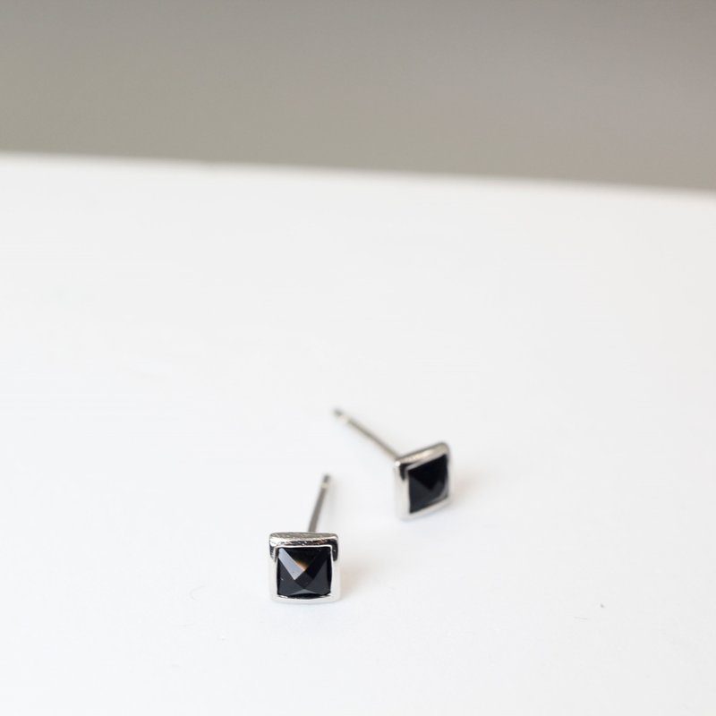 Hematite。EARRING。SILVER JEWELRY SERIES - Earrings & Clip-ons - Sterling Silver Black