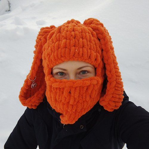 Alternative Crochet Boutique 帶耳朵的橙色兔子巴拉克拉法帽。 蓬鬆的巴拉克拉法帽鉤針編織