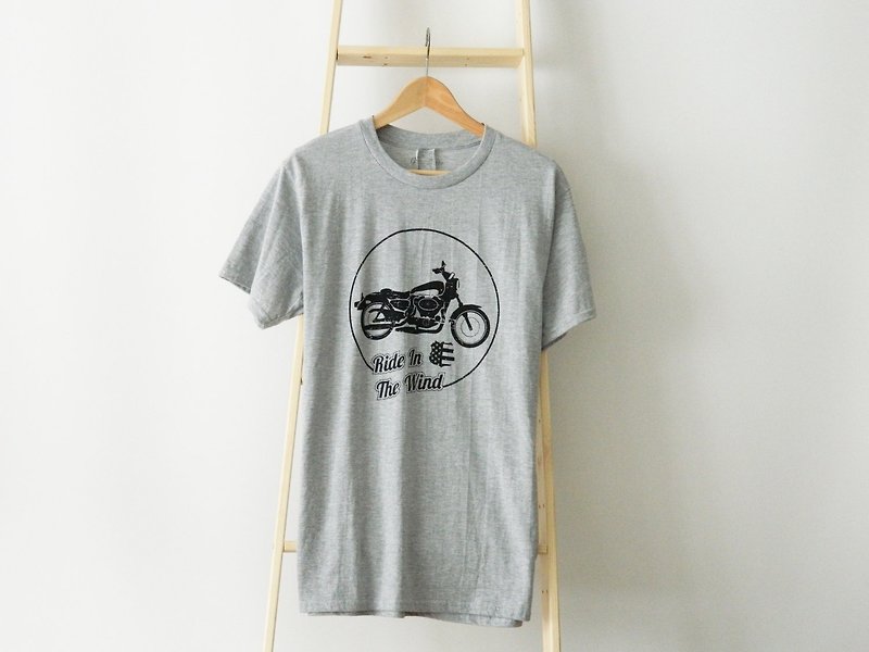 Ride In The Wind-Grey T-shirt,Unisex Tops Basic Shirt,Motorcycle Graphic Tee - 中性衛衣/T 恤 - 棉．麻 灰色