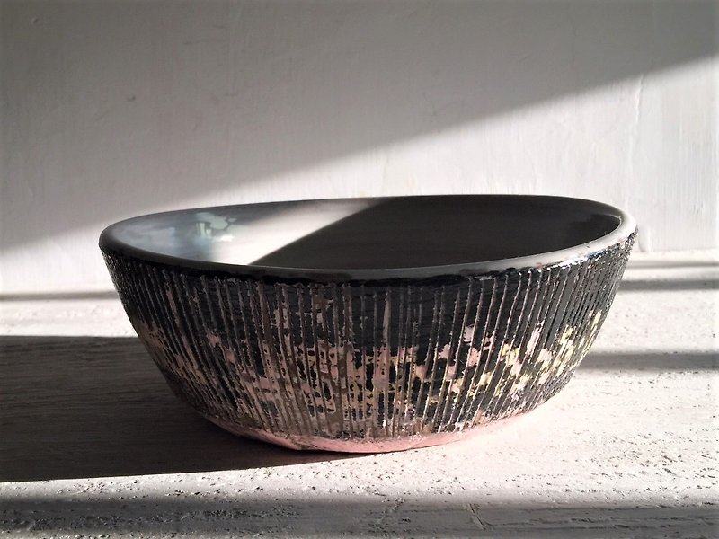 Mottled straight grain hand made deep dish _ pottery plate - จานและถาด - ดินเผา สีดำ
