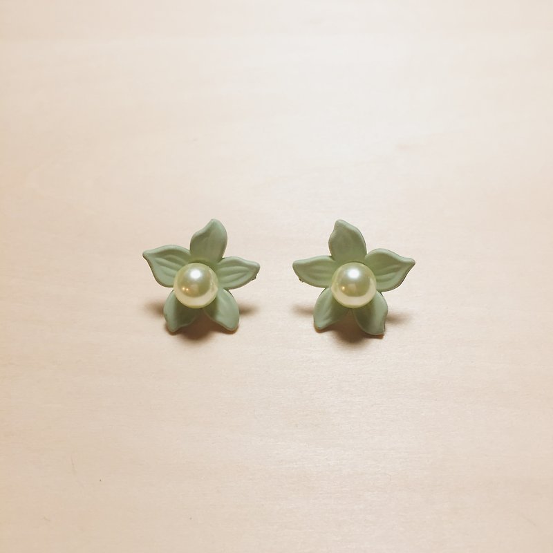 Vintage Bean Green Pearl Flower Detachable Earrings - ต่างหู - เรซิน สีเขียว