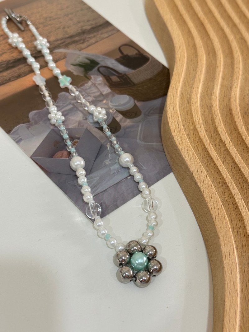 Healing Beaded Necklace - Mambo Green + Silver Large Flower Mint Green Beaded Necklace - สร้อยคอ - วัสดุอื่นๆ หลากหลายสี