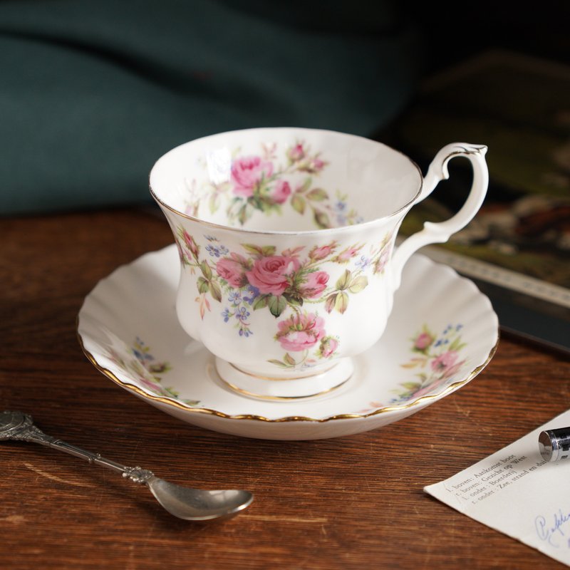 Vintage English bone china teacup and saucer set made by Royal Albert - ถ้วย - เครื่องลายคราม หลากหลายสี