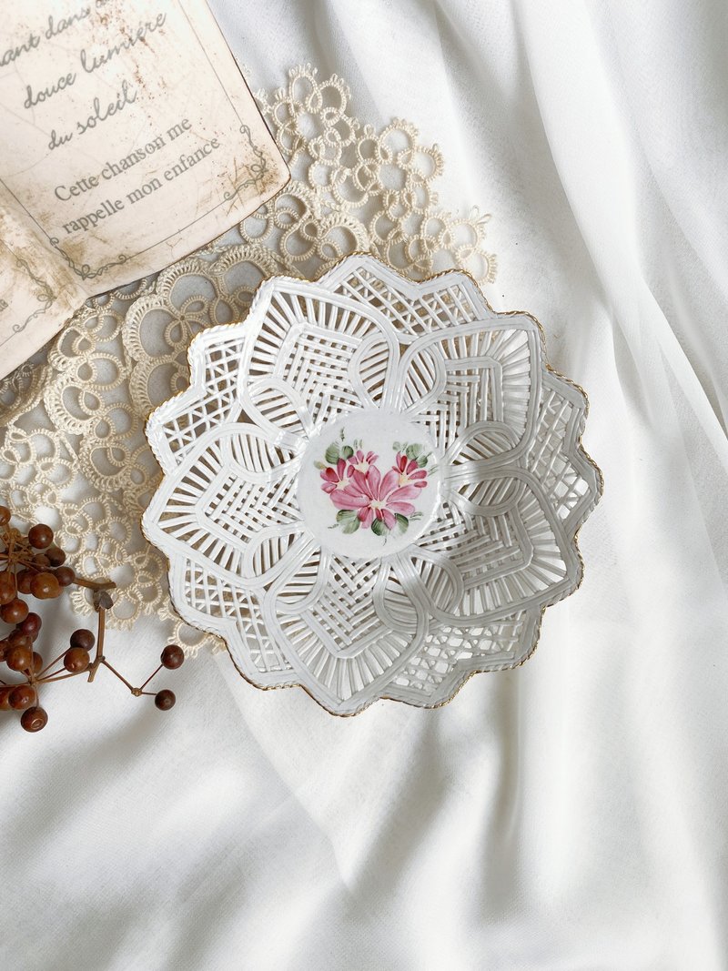 [Good Day Fetish] East Germany brought back exquisite handmade porcelain, gold-rimmed lace plate, lace bowl and lace basket - Storage - Porcelain White