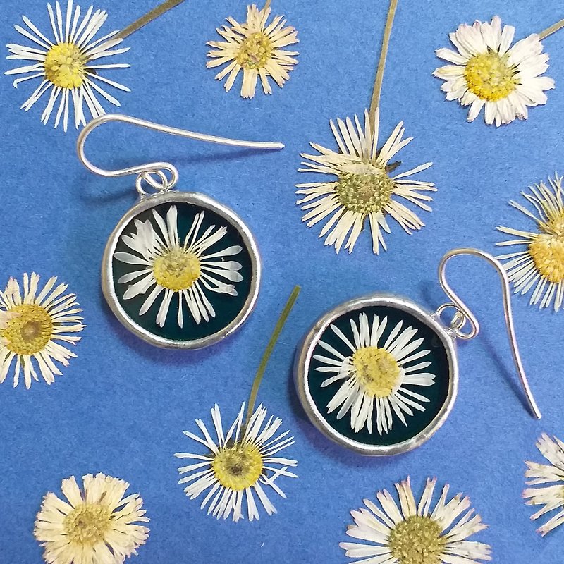 Pressed Flowers earrings Dried daisy earrings - ต่างหู - แก้ว สีเขียว