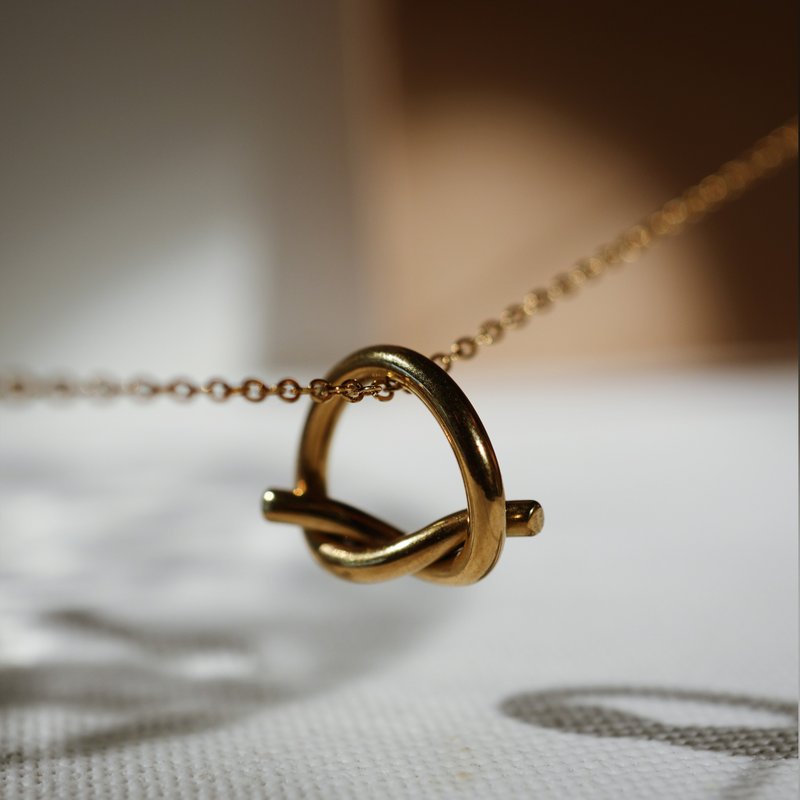 【禮物】Eternity Knot Necklace 金色永恆結簡約風格項鍊 - Necklaces - Stainless Steel Gold