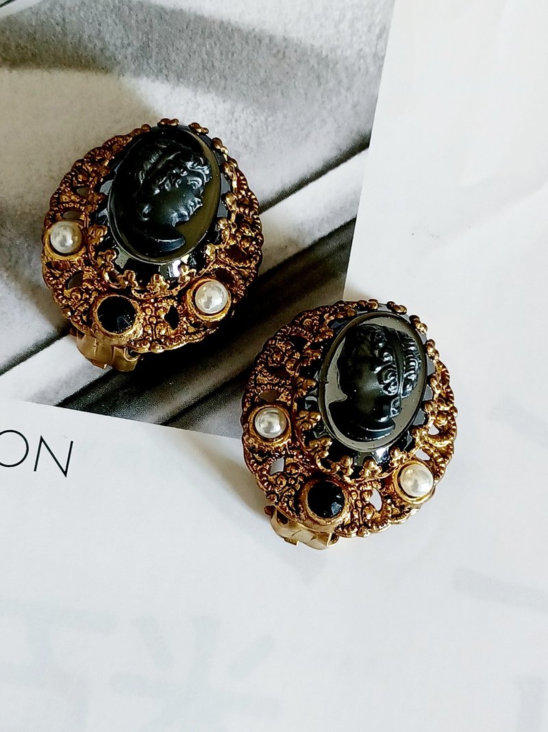 vintage jewelry   西德製 金絲簍空黑玻璃CAMEO  夾式耳環 - 耳環/耳夾/耳骨夾 - 其他金屬 