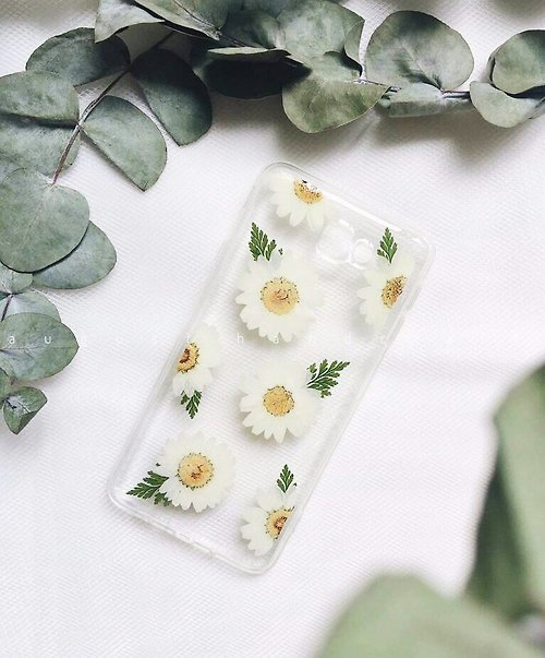 August Handcraft 淡淡的白晶菊 • Handpressed Flower Phone Case
