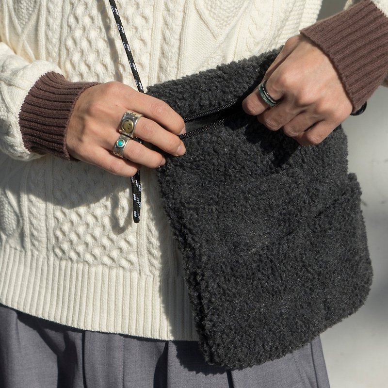 冬日搭配 羊羔絨小挎包 容量很大 方便實用 - 側背包/斜孭袋 - 羊毛 白色