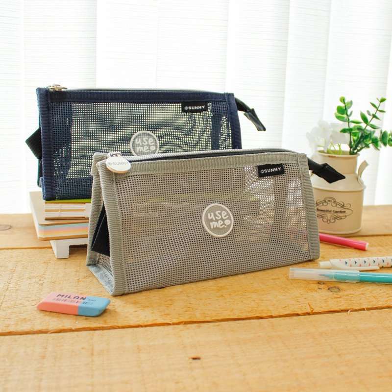 Use Me / 網格三角筆袋 - 化妝包/收納袋 - 塑膠 灰色