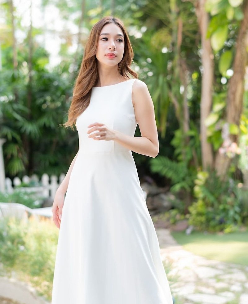 シンプルでシックなホワイトドレス、ミニマルなノースリーブのウェディングドレス。 - ワンピース - ポリエステル ホワイト