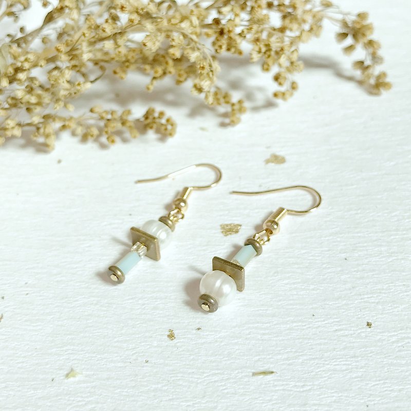 Bronze earrings natural pearl sky blue crystal may change the Clip-On Christmas gift - ต่างหู - โลหะ สีทอง
