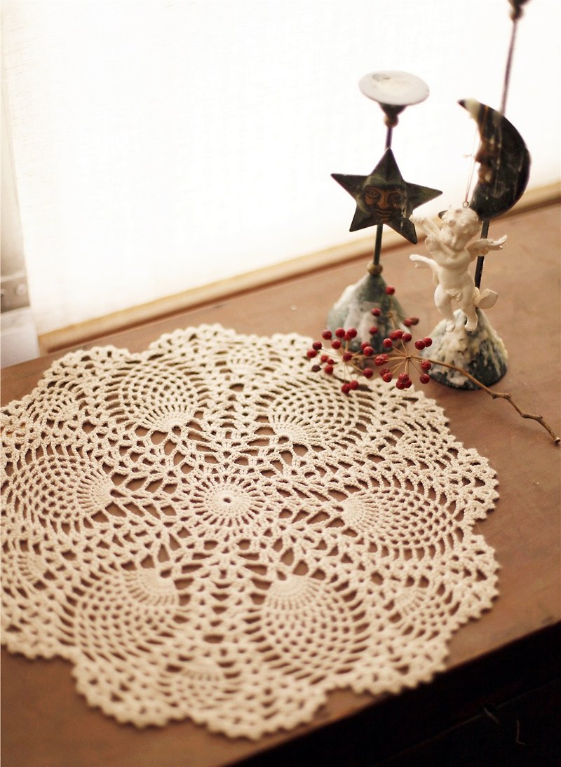 【好日戀物】米色圓形手工蕾絲 - 餐桌布/餐墊 - 其他材質 白色