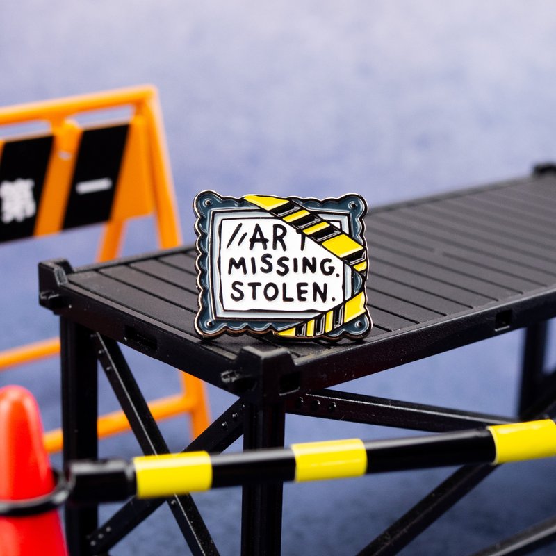 Stolen Art Enamel Pin — Pins for Artists | Protest against Art Theft - 胸針 - 其他金屬 黑色