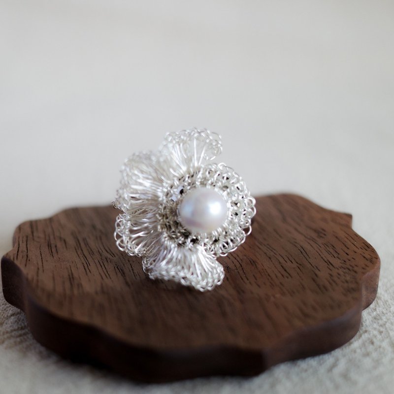 Hand-knitted frilled wire flower and freshwater pearl ring Silver - General Rings - Pearl Silver