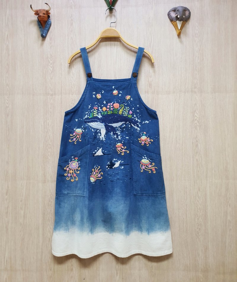 手工刺繡連衣裙、亞麻麵料、鯨魚、海洋、海洋、幻想 - 洋裝/連身裙 - 繡線 藍色