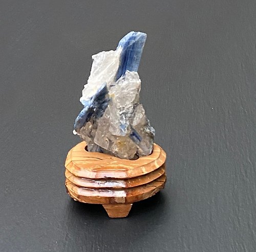 fitter 手串充電站-天然原礦藍晶石共生白水晶及黃膠花及鏡鐵礦 養水晶
