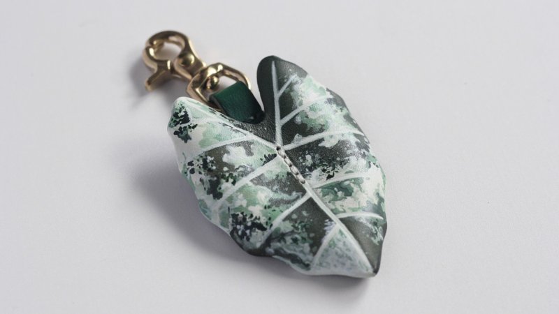 Alocasia green velvet variegated  Leather Bag Charm - ที่ห้อยกุญแจ - หนังแท้ สีเขียว