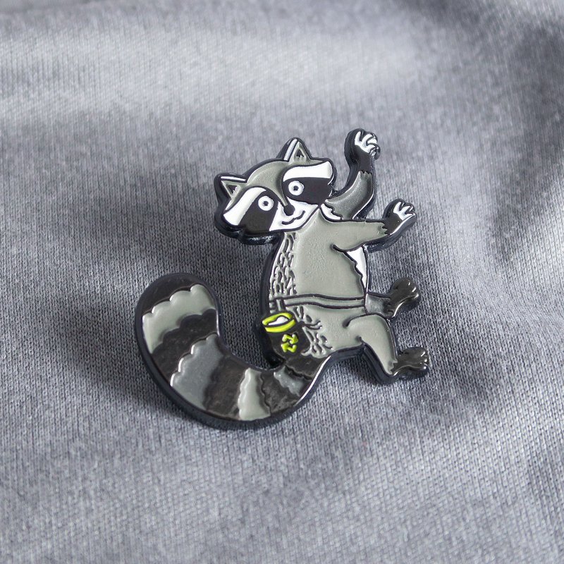 Rock Raccoon Enamel Pin – Gift for Climbers and Boulderers – 攀岩針 – 등반 クライミング - 徽章/別針 - 其他金屬 多色
