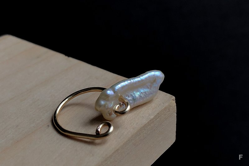 簡約 淡水異形珍珠 繞銅線耳骨夾 金色 單隻 - 耳環/耳夾 - 珍珠 金色