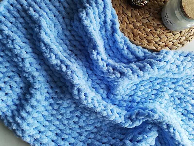 Solid knitted throw blanket Cozy oversized throw Blush chunky bedspread - Bedding - Polyester Blue