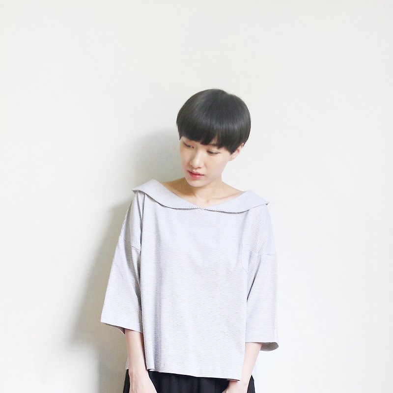 little cape collar 1/2 sleeve t-shirt (black × white) - เสื้อยืดผู้หญิง - เส้นใยสังเคราะห์ ขาว