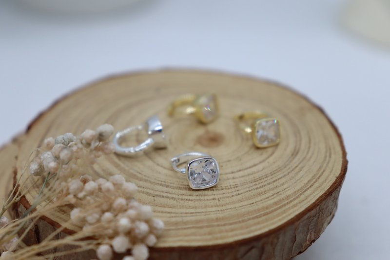 Tiny Square Shape Cubic Zircon Diamond Hoops Earrings Mini Huggies Hoop Earrings - ต่างหู - ทองแดงทองเหลือง สีทอง