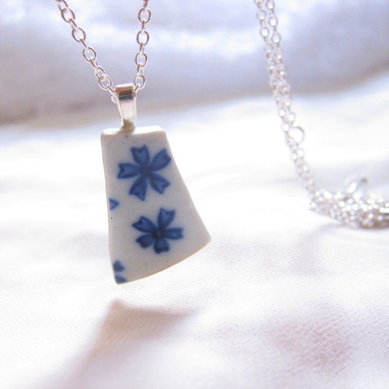 Glass fragments necklace - small Bronze bell // 2nd use ornaments / ceramic ornaments / fragmentation marks / blue and white ceramic necklace - สร้อยติดคอ - เครื่องลายคราม 