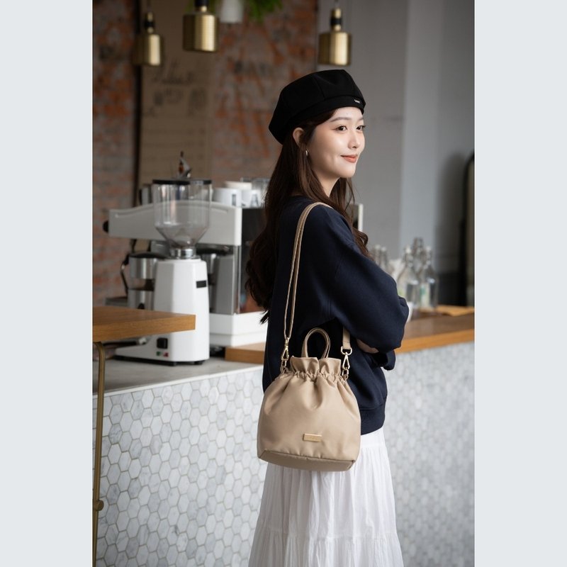 Zoila small drawstring crossbody bag (milk tea color)_portable side shoulder crossbody__can hold a long clip - กระเป๋าหูรูด - เส้นใยสังเคราะห์ สีทอง