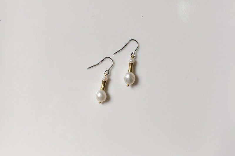Sea sound pearl shape earrings - Earrings & Clip-ons - Gemstone White