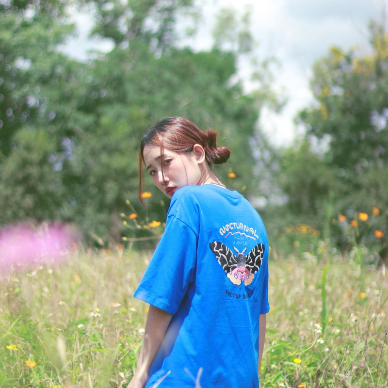 Blue Oversized Cotton T-Shirt Moth Embroidered - 女 T 恤 - 棉．麻 