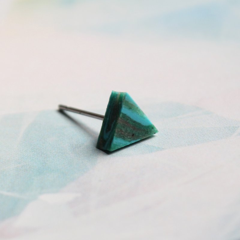 ▽小さな三角形のイヤリング▽433 /リトル木 - シングル - ピアス・イヤリング - 粘土 グリーン