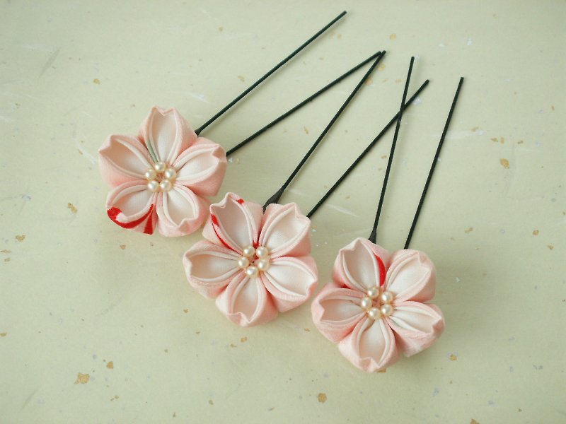 【再々販】つまみ細工　古布で作った桜の髪飾りの３点セット〈薄桃〉　お花見にぴったり♪ - 髮夾/髮飾 - 絲．絹 粉紅色
